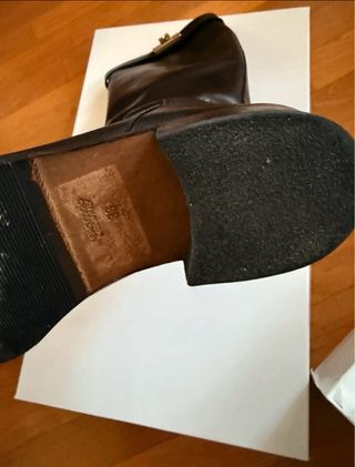 Stivali alti in pelle neri con fibbia dorata