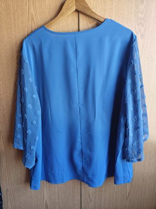 Blusa azul meia manga com detalhes