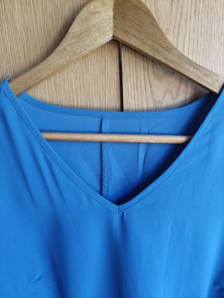 Blusa azul meia manga com detalhes