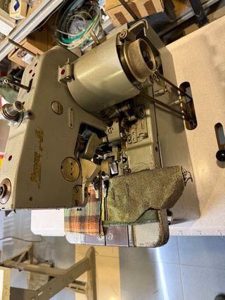 Se vende maquina de ojales de sastrería.