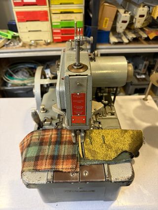 Se vende maquina de ojales de sastrería.