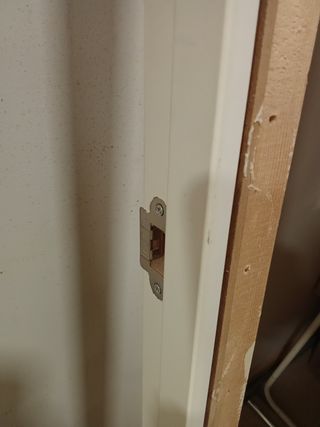 Puerta interior blanca con marco