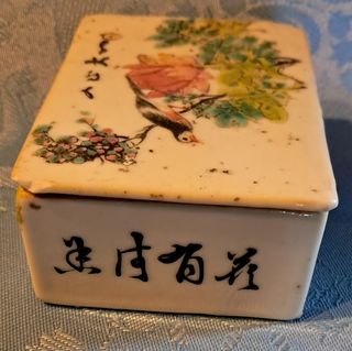 Scatolina antica in porcellana  n 3