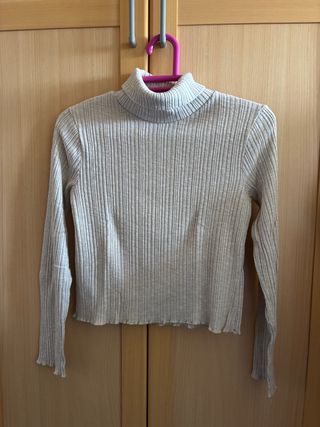 Jersey gris de cuello alto