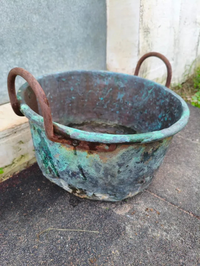 Olla de cobre antigua