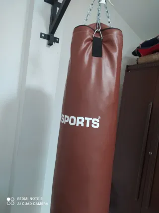 Saco de boxeo marrón con soporte