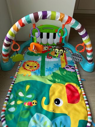 Gimnasio para bebé con piano y juguetes