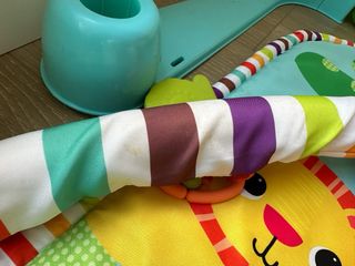 Gimnasio para bebé con piano y juguetes