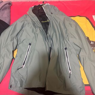 Chubasquero verde con capucha