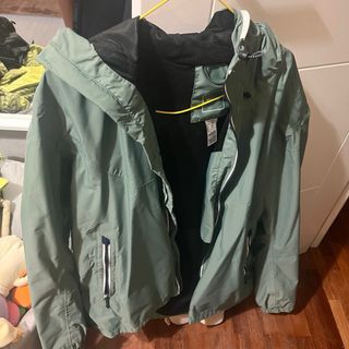 Chubasquero verde con capucha