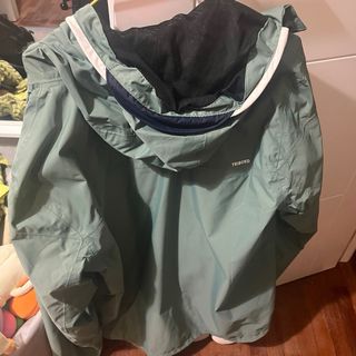 Chubasquero verde con capucha