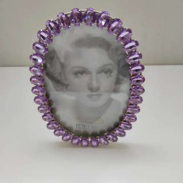 Marco de fotos ovalado con gemas moradas