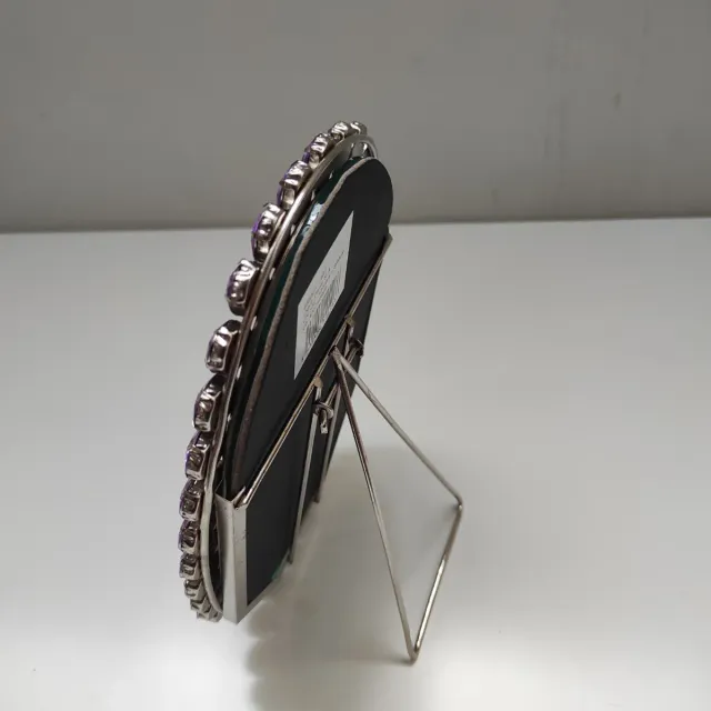 Marco de fotos ovalado con gemas moradas