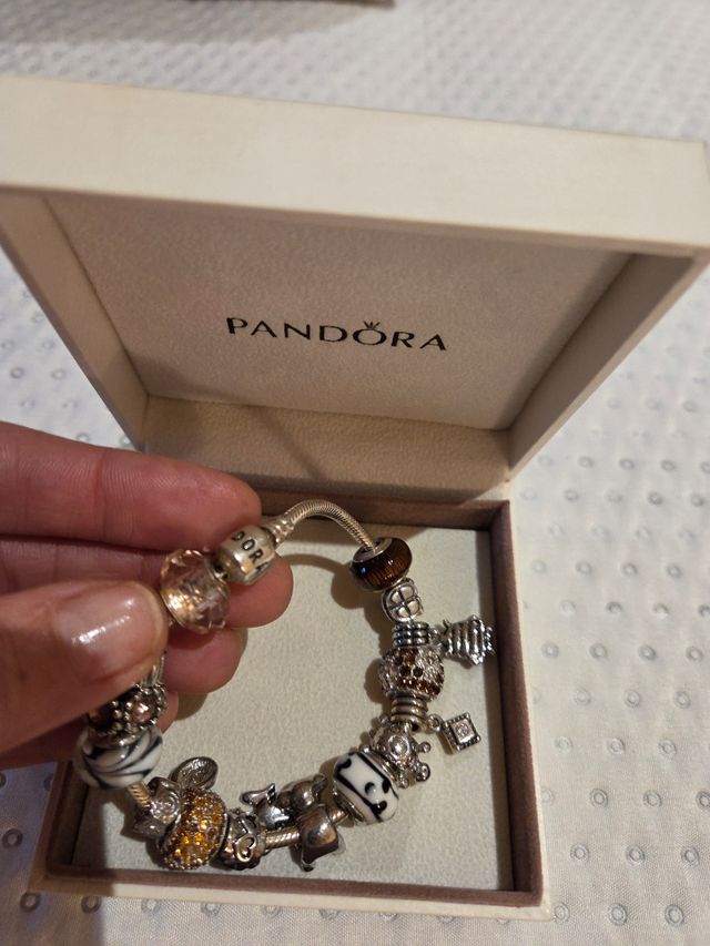 Pulsera Pandora con varios charms