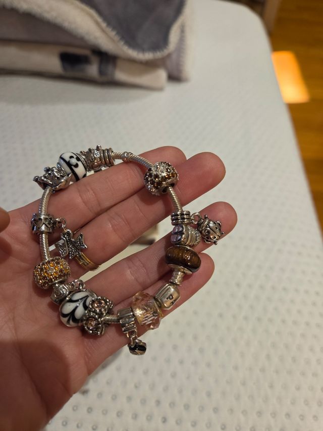 Pulsera Pandora con varios charms