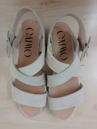 Sandalias cuña beige