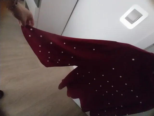 Camisa roja con perlas