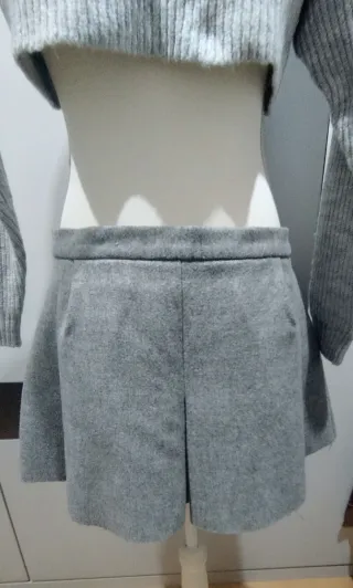 Minifalda en mezcla de lana. Zara Woman Studio.