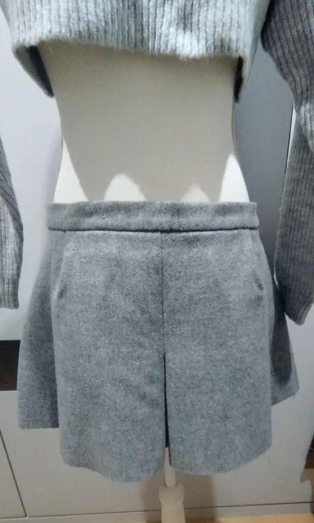 Minifalda en mezcla de lana. Zara Woman Studio.