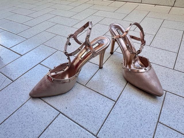 Scarpe tacco oro rosa con borchie