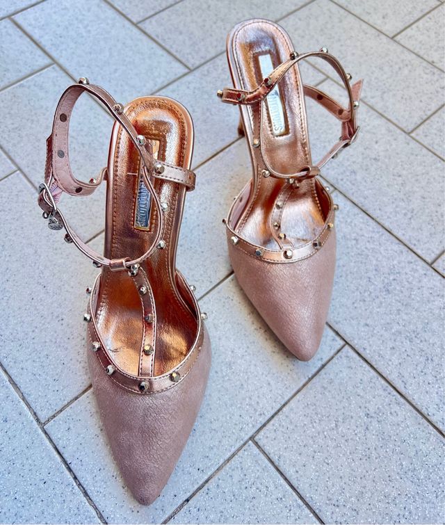 Scarpe tacco oro rosa con borchie