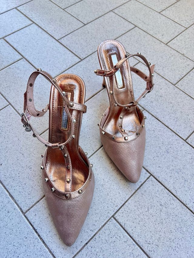 Scarpe tacco oro rosa con borchie