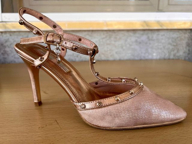 Scarpe tacco oro rosa con borchie