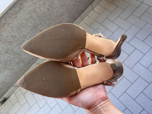 Scarpe tacco oro rosa con borchie
