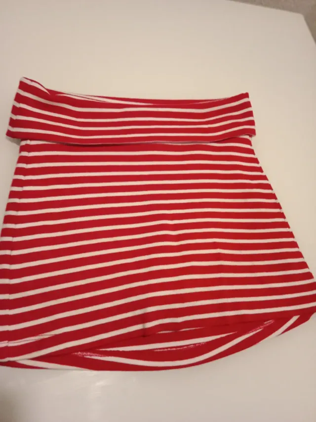 Falda de rayas rojas y blancas agustada