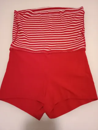 Falda de rayas rojas y blancas agustada