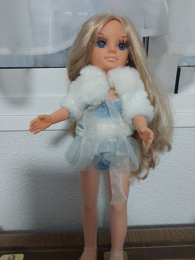 Muñeca Nancy Vestido Azul y Blanco