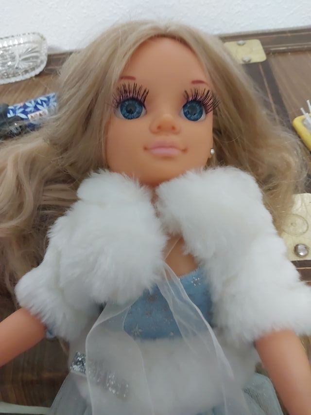 Muñeca Nancy Vestido Azul y Blanco