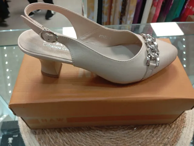 Zapatos de tacón beige con cadena