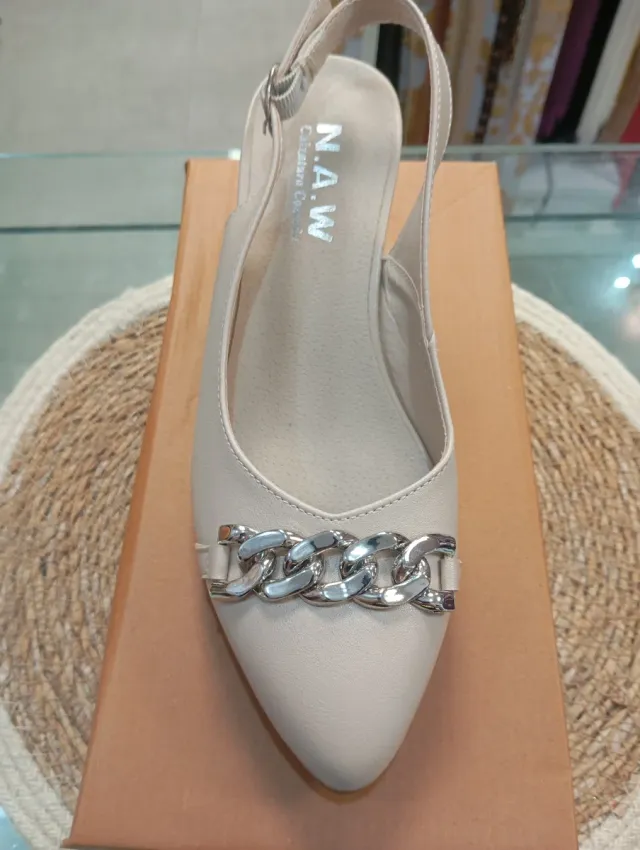 Zapatos de tacón beige con cadena