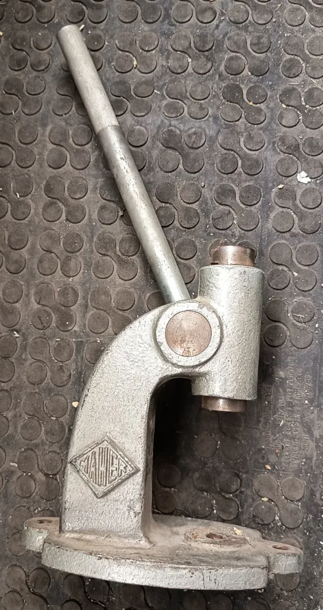 Máquina para hacer botones MAHER