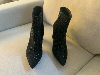 Botines negros con pedrería