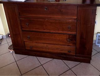 Comò in legno scuro