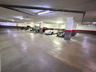 Plaza de garaje amplia + moto