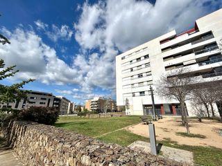 Plaza de garaje amplia + moto