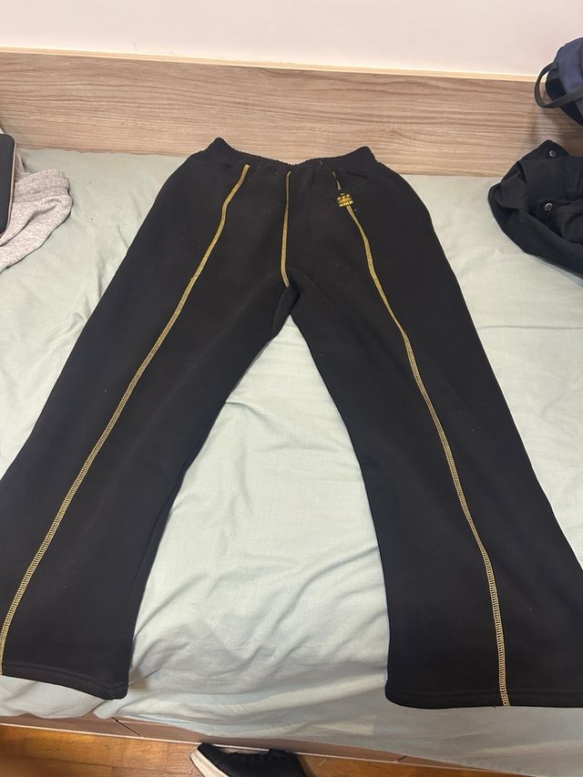 Pantalón Corteiz Negro con Costuras Amarillas