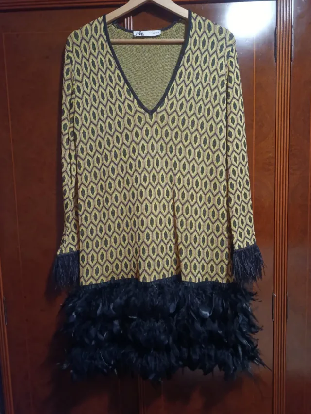 Vestido Zara con plumas