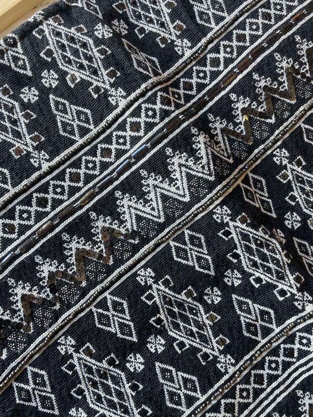 Falda corta negra con abalorios y lentejuelas