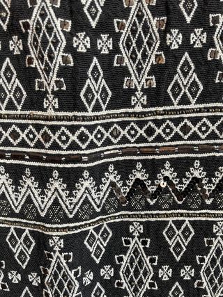 Falda corta negra con abalorios y lentejuelas