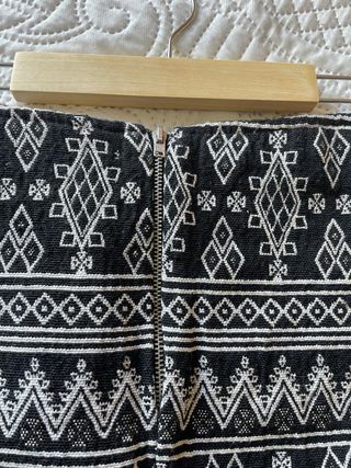 Falda corta negra con abalorios y lentejuelas