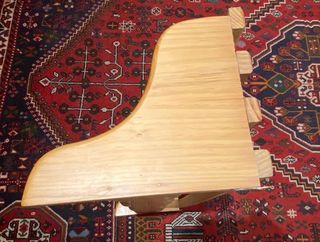 Colgador de pino con estante