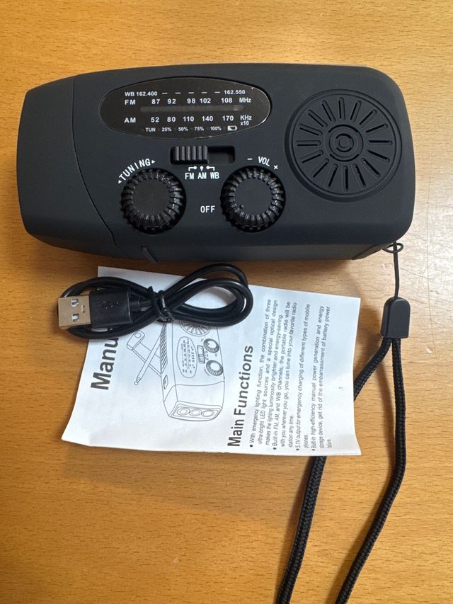 Radio portátil negra AM/FM/WB con manivela