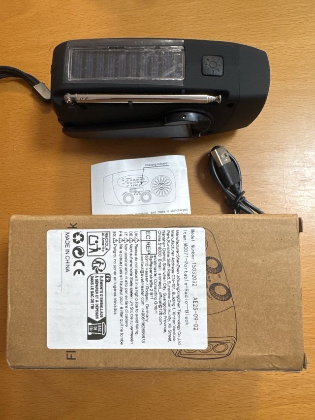 Radio portátil negra AM/FM/WB con manivela