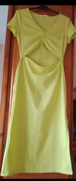 Vestido verde con abertura y cordón