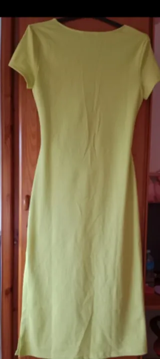 Vestido verde con abertura y cordón