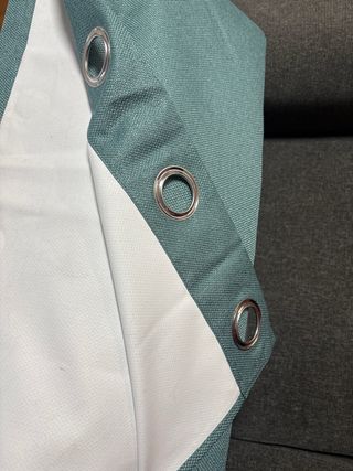 Cortina con ojales color verde azulado